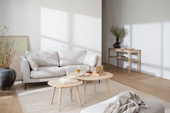 Kuvassa on Tompkins-sohvapöydät  Ø 60 ja 90 cm, valkotammenvärisenä. Eri kokoisista sohvapöydistä saa ihastuttavan sarjapöytäkokonaisuuden. Sohvapöydät myydään erikseen.