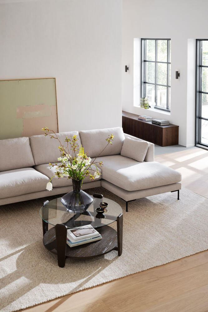 Kuvassa on Ø 93 cm Arran-sohvapöytä kuvattuna Rowicon Corwin-sohvan kanssa.