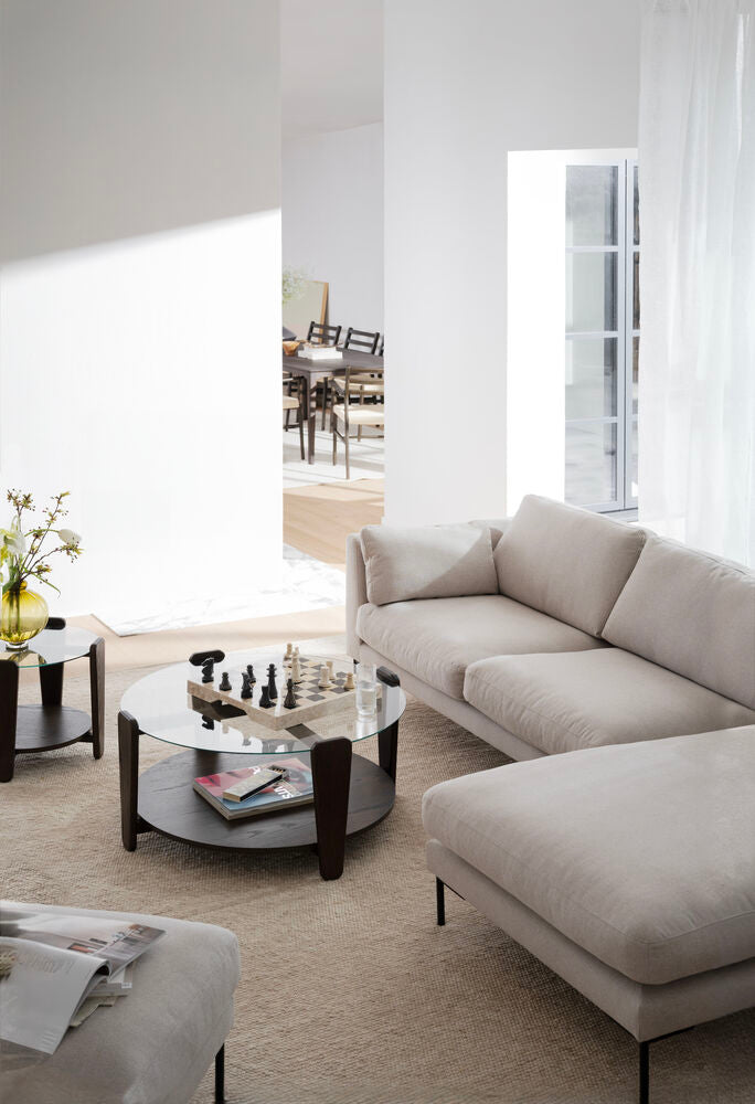 Kuvassa on sijoitettu 2 erikokoista erikseen myytävää Arran-sohvapöytää sarjapöytäkokonaisuudeksi Rowicon Corwin-sohvan yhteyteen.