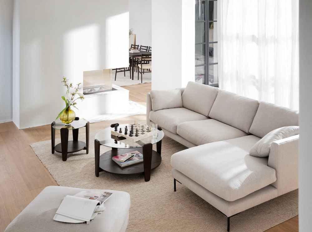 Kuvassa on sijoitettu 2 erikokoista erikseen myytävää Arran-sohvapöytää sarjapöytäkokonaisuudeksi Rowicon Corwin-sohvan yhteyteen.