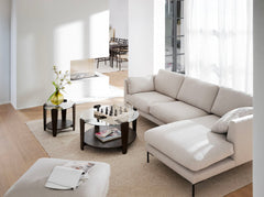 Kuvassa etualalla Corwin-rahi vaalealla Rita 1-kankaalla verhoiltuna ja mustilla metallijaloilla. Kuvan oleskeluhuoneessa on myös erikseen myytävät Corwin-divaanisohva ja Arran-sohvapöydät.