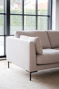 Kuvassa on Corwin-kulmadivaanisohva vaalealla Rita 1-kankaalla verhoiltuna.