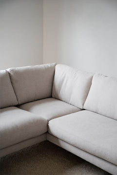 Lähikuvassa on Corwin-kulmadivaanisohva vaalealla Rita 1-kankaalla verhoiltuna.