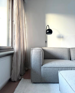 Kuvassa on 3-istuttava Beacon-sohva hiekanvärisellä Boucle Crush -kankaalla. Sohvan edessä on saman sarjan erikseen myytävä rahi.