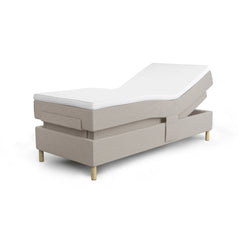 Jensen Opal Limited Edition -säätösänky beigellä verhoiluvärillä ja 14 cm korkeilla luonnonvärisillä puujaloilla. Sleep 1 -sijauspatja ja vakiojalat sisältyvät hintaan.