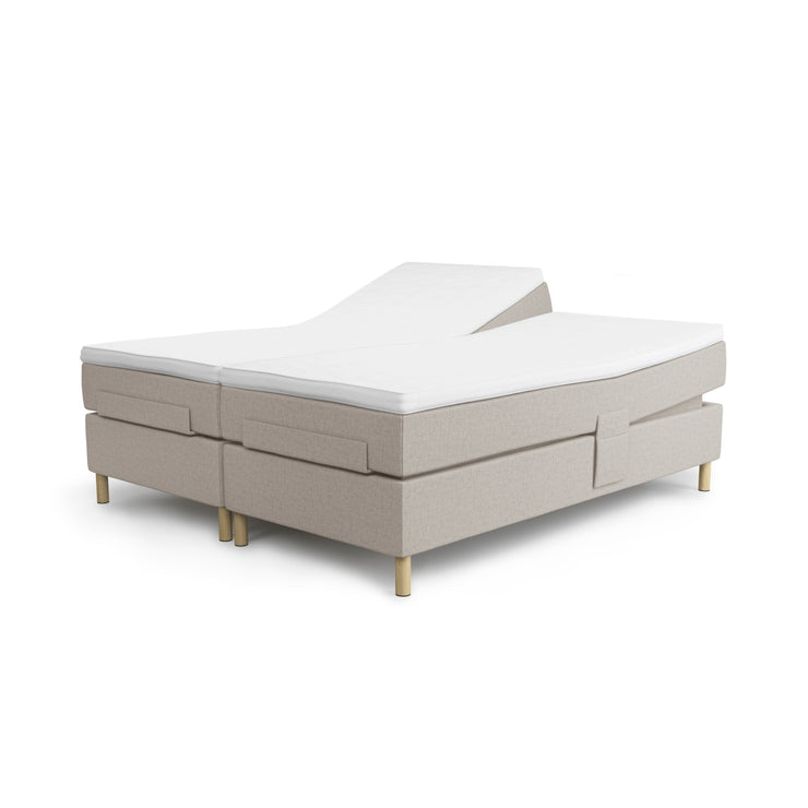 Kuvassa on kaksi erikseen verhoiltua, myymälän kautta saatavaa Jensen Opal Limited Edition -säätösänkyä beigellä Nature 291 -verhoiluvärillä ja 14 cm korkeilla luonnonvärisillä puujaloilla. TempSmart -sijauspatjat ja vakiojalat sisältyvät hintaan.