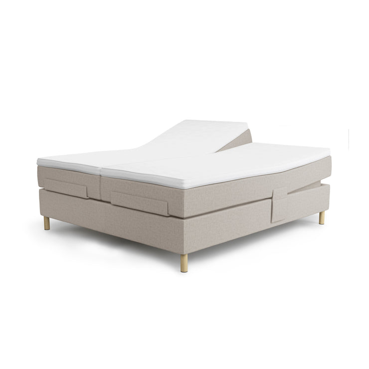 Jensen Opal Limited Edition -säätösängyt beigellä Nature 291 -värillä Seamless-verhoiltuna ja 14 cm korkeat luonnonväriset puujalat. TempSmart -sijauspatjat ja vakiojalat sisältyvät hintaan.