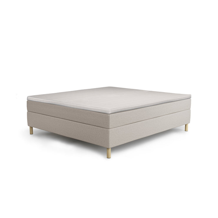 Jensen Opal -jenkkisängyn beige Nature 291 -verhoiluväri ja 14 cm korkeat luonnonväriset puujalat. Sleep 1 -sijauspatja ja vakiojalat sisältyvät hintaan.