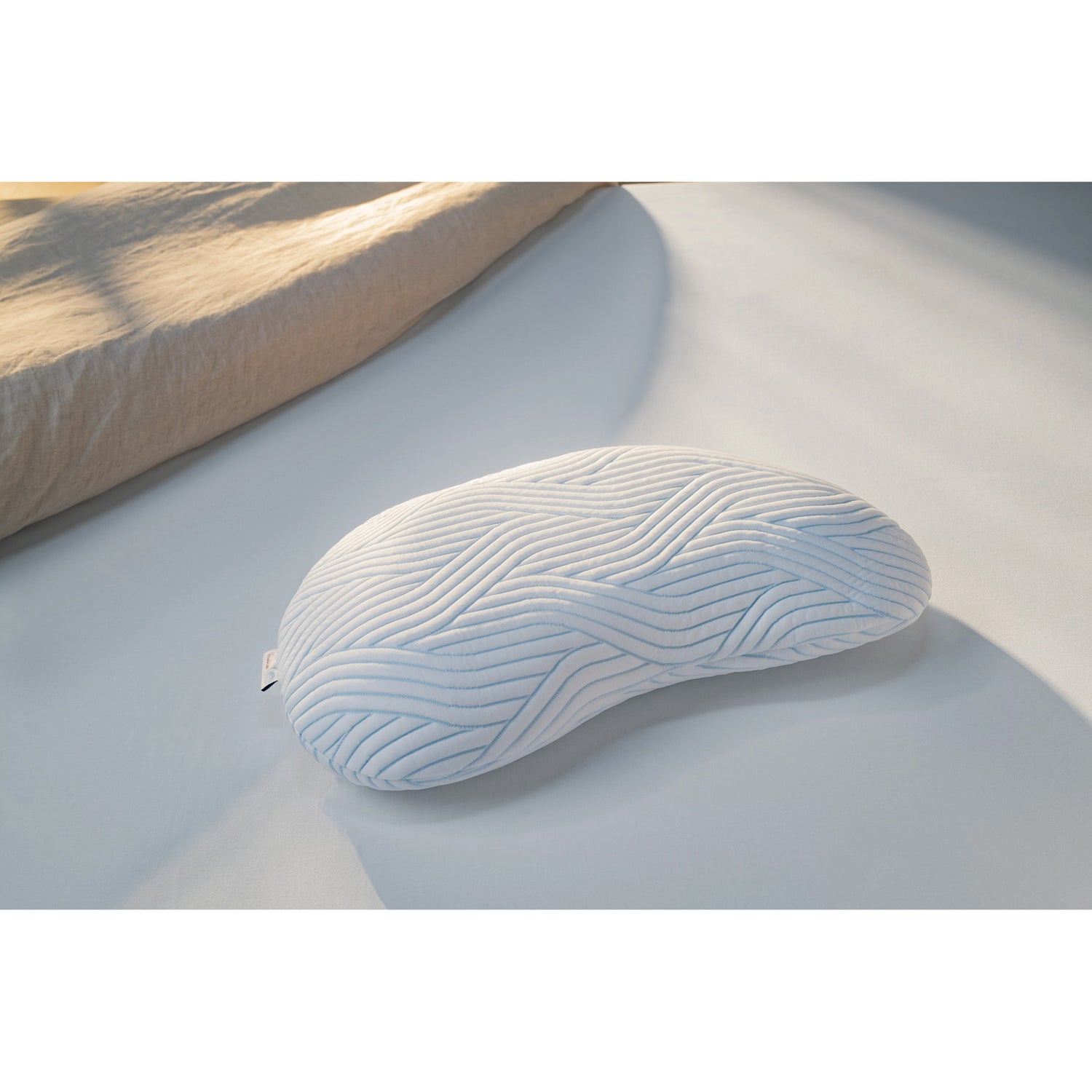 Tempur Sonata -tyynyssä on oivallinen muotoilu, jonka ansiosta nukut aina oikeassa asennossa. Tyynyä on saatavana kolmessa eri koossa.