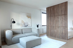 Kuvassa on 3-istuttava Beacon-sohva hiekanvärisellä Boucle Crush -kankaalla. Sohvan edessä on saman sarjan erikseen myytävä rahi.