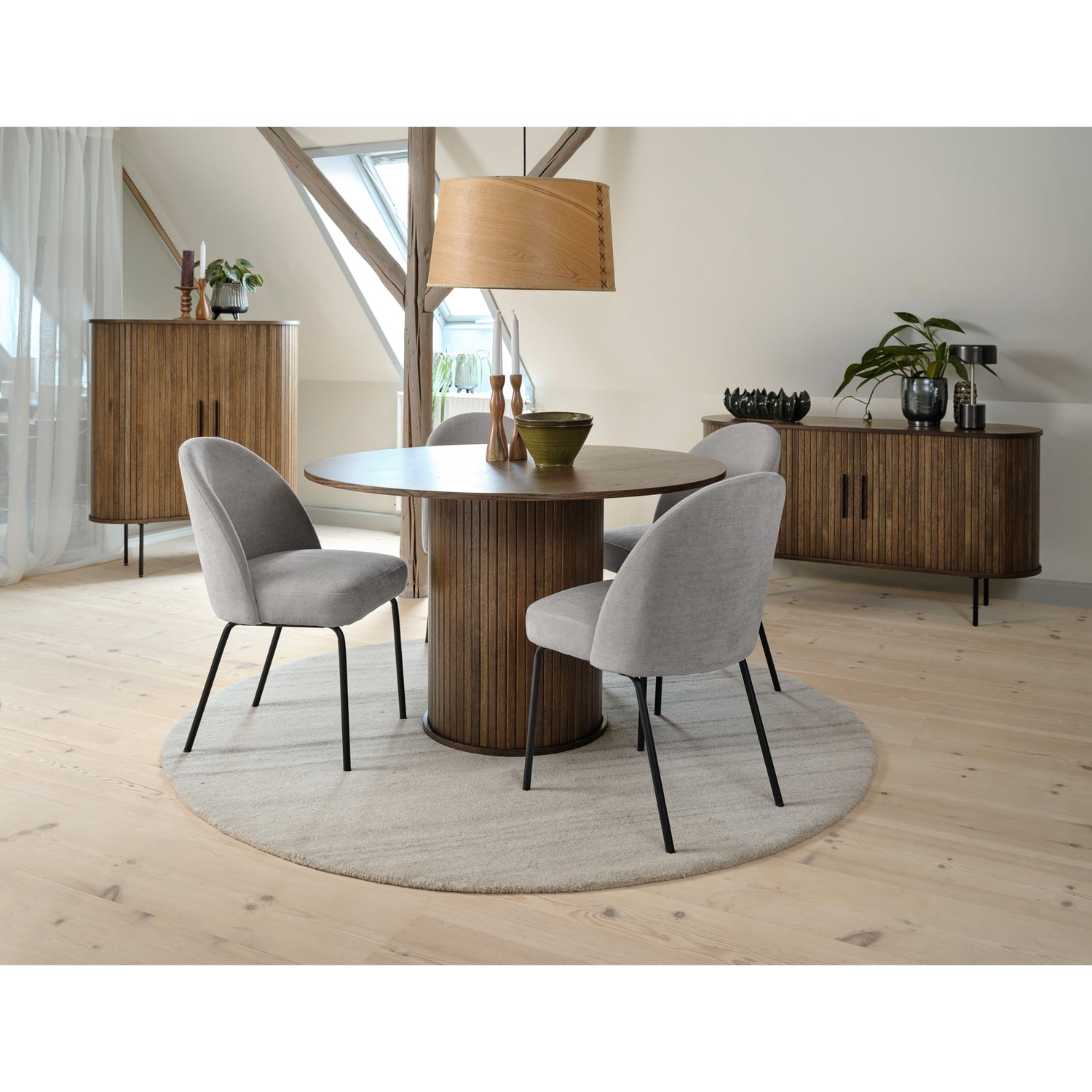 Creston-tuoli harmaalla Chenille-kankaalla. Kuvassa myös Nola-sarjan kaappi, pöytä ja senkki (myydään erikseen).