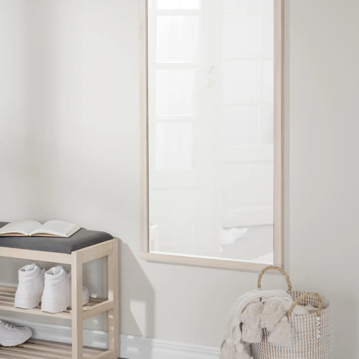 Confetti peili 150 x 60 cm, valkotammenvärinen.