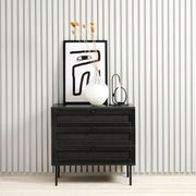 Kuvassa on Pensacola-laatikosto, musta. 3-laatikkoisen lipaston laatikoiden etulevyissä on yksityiskohtana polyrottinki. Mustat metallijalat.