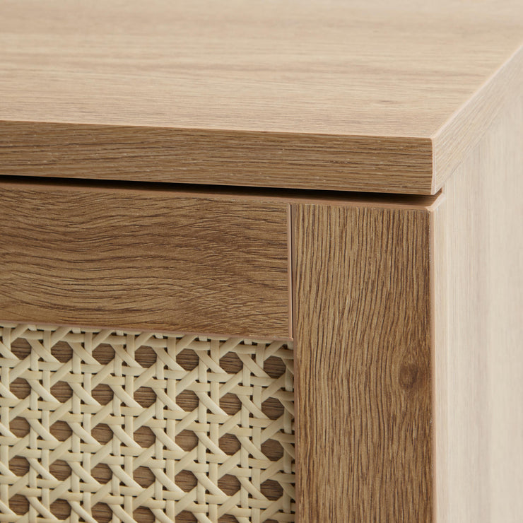 Lähikuvassa luonnonvärisen Pensacola-laatikon etulevyä  ja yksityiskohtana olevaa polyrottinkia.