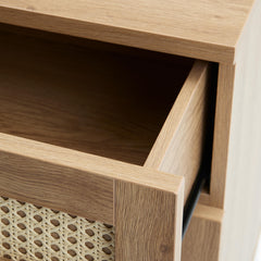 Lähikuvassa avatun luonnonvärisen Pensacola-laatikon etulevyä ja yksityiskohtana olevaa polyrottinkia.