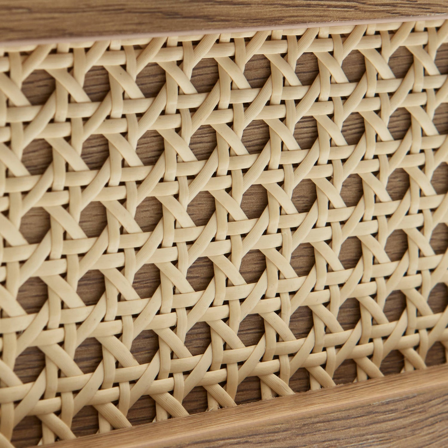 Lähikuvassa luonnonvärisen Pensacola-laatikon etulevyä  ja yksityiskohtana olevaa polyrottinkia.