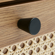 Lähikuvassa luonnonvärisen Pensacola-laatikoston vedin ja laatikon etulevyn yksityiskohtana oleva polyrottinki.