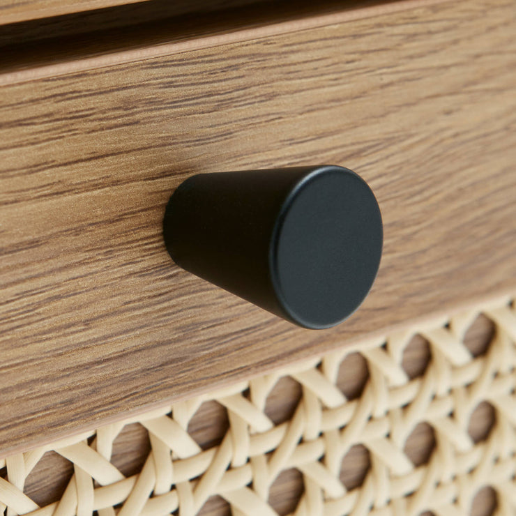 Lähikuvassa luonnonvärisen Pensacola-laatikoston vedin ja laatikon etulevyn yksityiskohtana oleva polyrottinki.