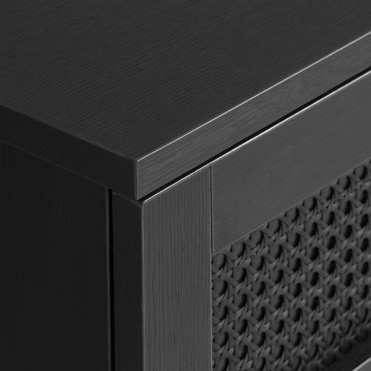 Lähikuvassa on Pensacola-tv-taso, musta. Tason ovissa on yksityiskohtana polyrottinki.