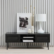 Kuvassa on Pensacola-tv-taso, musta. Tason ovissa on yksityiskohtana polyrottinki. Mustat metallijalat.