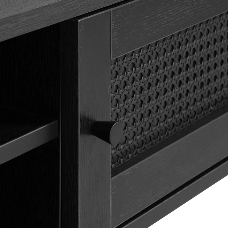 Lähikuvassa on Pensacola-tv-taso, musta. Tason ovissa on yksityiskohtana polyrottinki.