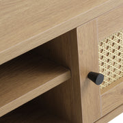 Lähikuvassa Pensacola-tv-taso, luonnonvärinen tammi. Tason ovissa on yksityiskohtana polyrottinki.