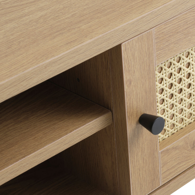 Lähikuvassa Pensacola-tv-taso, luonnonvärinen tammi. Tason ovissa on yksityiskohtana polyrottinki.