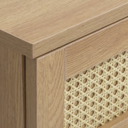 Lähikuvassa Pensacola-tv-taso, luonnonvärinen tammi. Tason ovissa on yksityiskohtana polyrottinki.