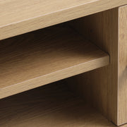 Lähikuvassa Pensacola-tv-taso, luonnonvärinen tammi.