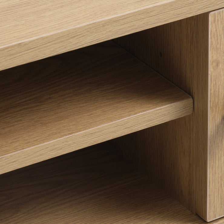 Lähikuvassa Pensacola-tv-taso, luonnonvärinen tammi.