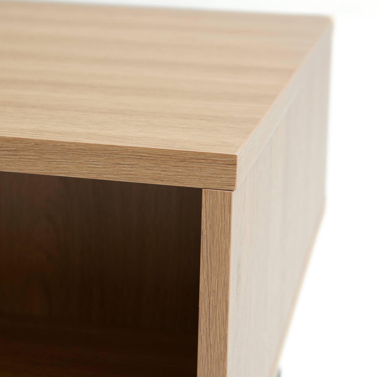 Lähikuvassa Pensacola-sohvapöytä, luonnonvärinen tammi.