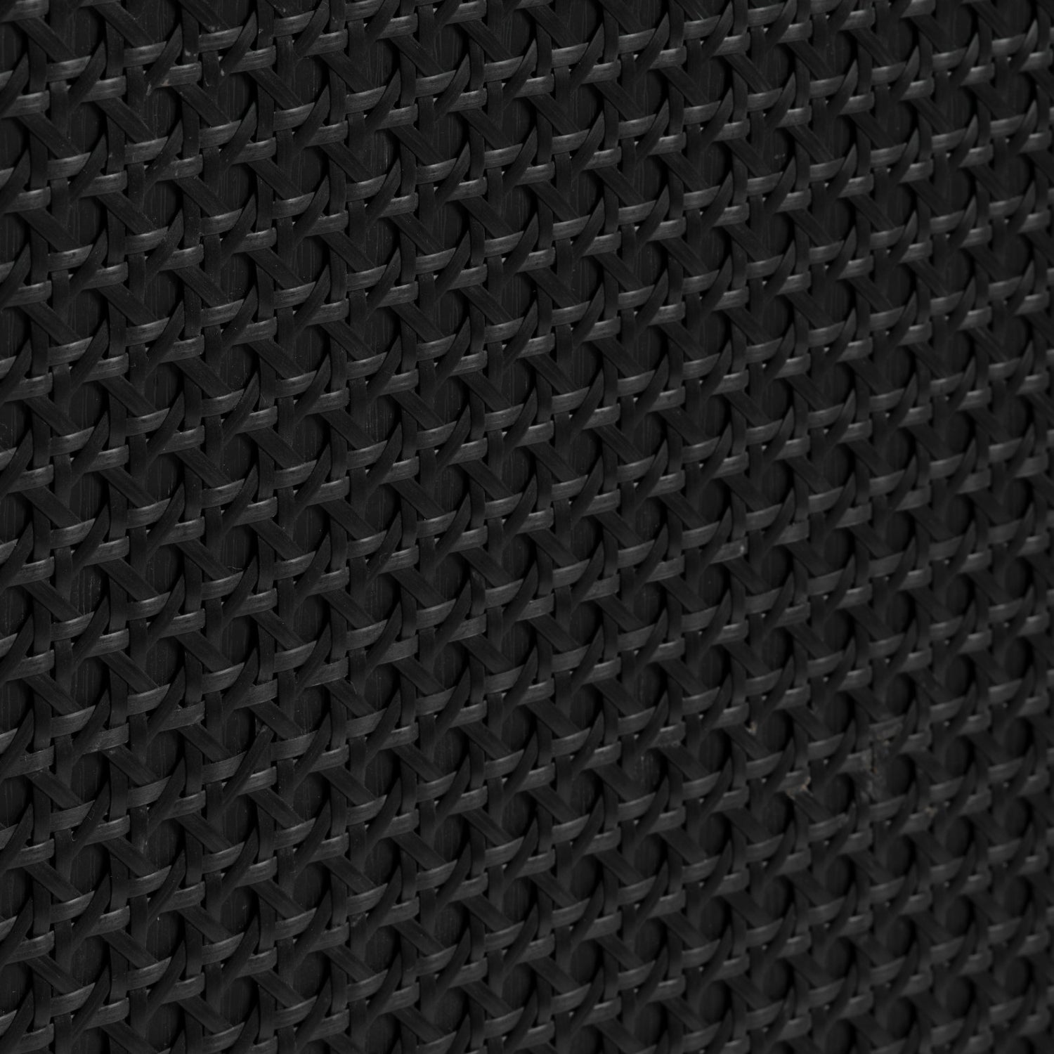 Lähikuvassa mustan Pensacola-sohvapöydän laatikoiden etulevyjen yksityiskohtana oleva polyrottinki.