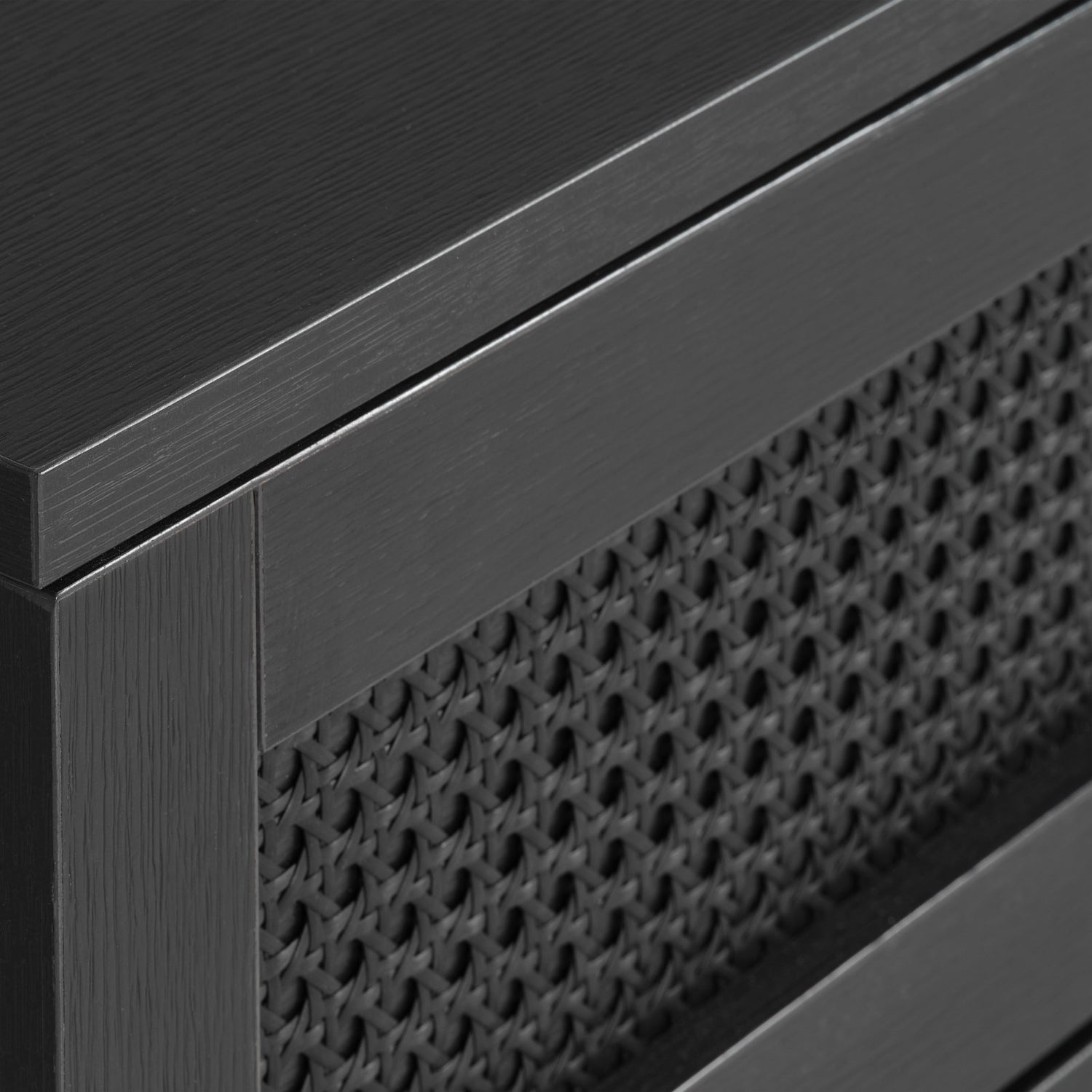 Pensacola-sohvapöytä, musta. Sohvapöydän molemminpuolisten laatikoiden etulevyissä on yksityiskohtana polyrottinki. Mustat metallijalat.