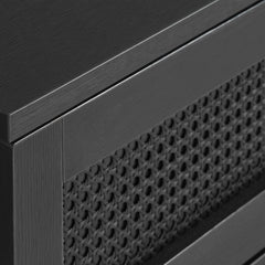 Pensacola-sohvapöytä, musta. Sohvapöydän molemminpuolisten laatikoiden etulevyissä on yksityiskohtana polyrottinki. Mustat metallijalat.