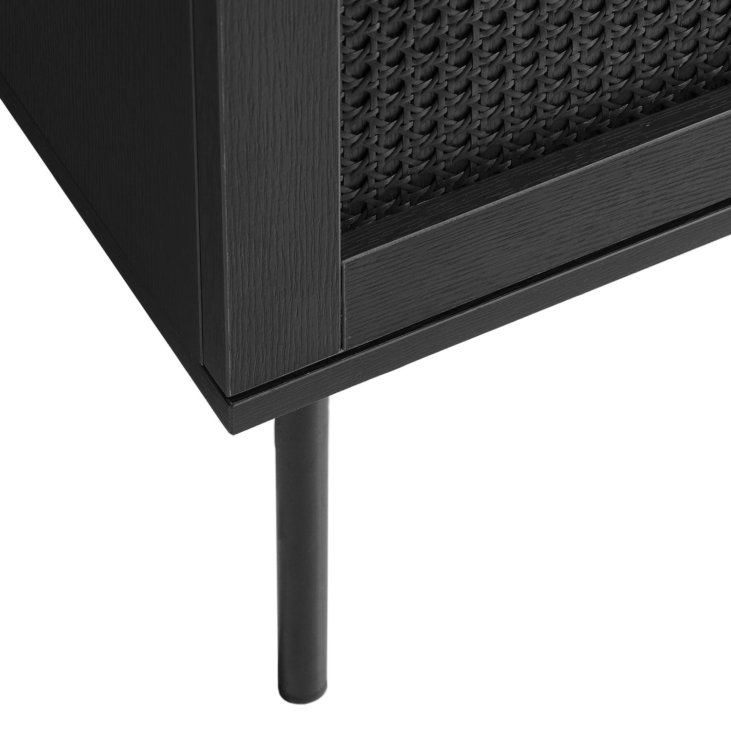 Pensacola-sohvapöytä, musta. Sohvapöydän molemminpuolisten laatikoiden etulevyissä on yksityiskohtana polyrottinki. Mustat metallijalat.