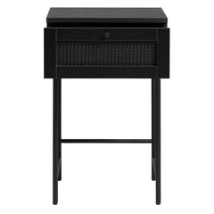 Pensacola-yöpöytä/sivutaso musta. Pikkutason laatikon
etulevyssä on yksityiskohtana polyrottinki. Mustat metallijalat.