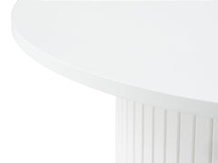 Lähikuvassa on valkoisen Nola-sohvapöydän kannen pintaa ja jalan panelointia.