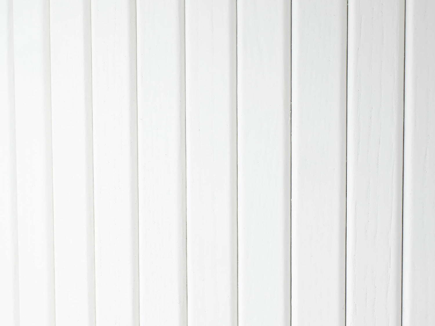 Kuvassa on Nola-sohvapöydän valkoista panelointia.