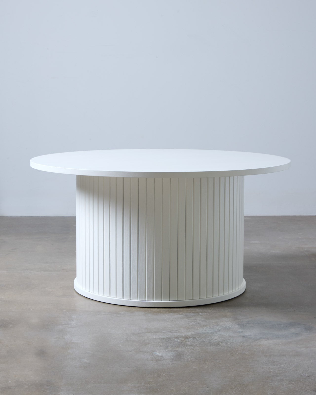 Kuvassa on Nola-sohvapöytä valkoisena. Pöytälevyn halkaisija 90 cm.