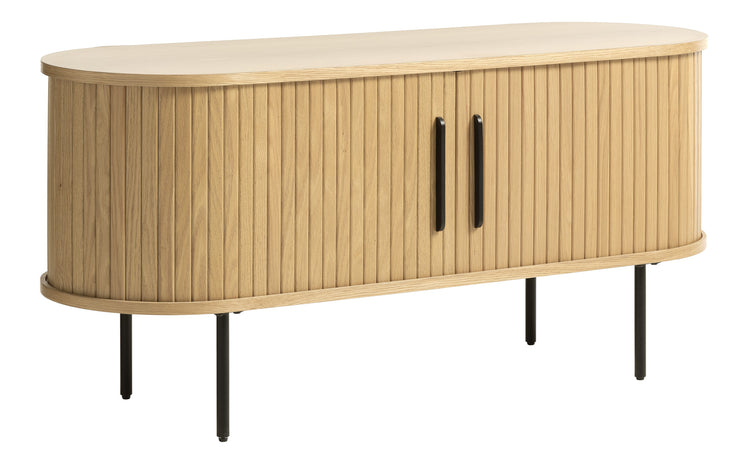 Ovaalinmuotoinen Nola-tv-taso 120 cm, tammenvärinen. Tasossa on mustat metalliset vetimet liukuovissa ja mustat säädettävät metallijalat.