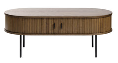 Ovaalinmuotoinen Nola-sohvapöytä 60 x 120 cm, savutammi. Liukuovissa on mustat metalliset vetimet ja mustat metallijalat ovat säädettävät.