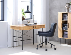 Kuvassa on Nola-työpöytä tammenvärisenä. Sormipaneloiduissa liukuovissa on mustat metalliset vetimet ja mustat metallijalat ovat säädettävät.