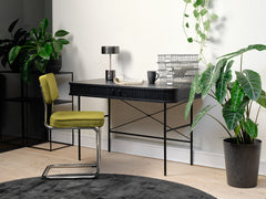 Kuvassa on Nola-työpöytä mustana. Sormipaneloiduissa liukuovissa on mustat metalliset vetimet ja mustat metallijalat ovat säädettävät.