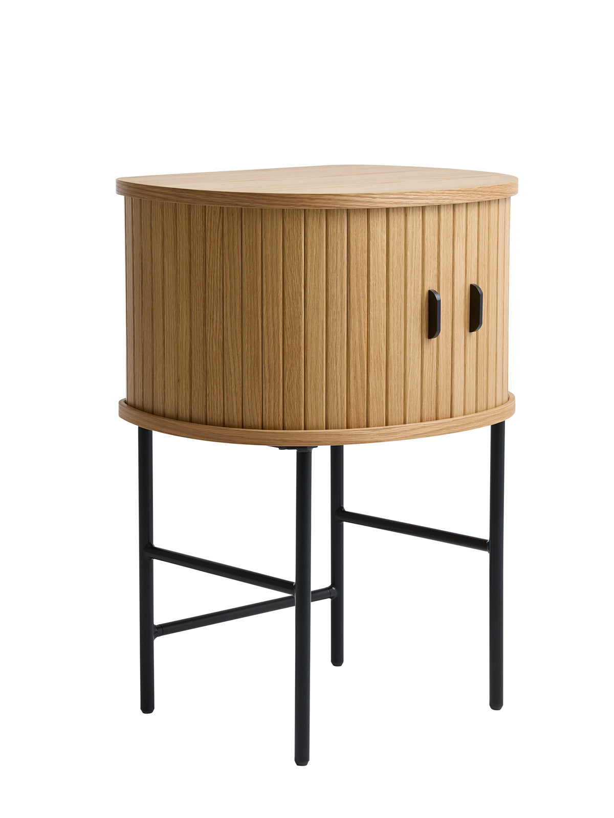 Nola-yöpöytä tammenvärisenä. Tasossa on mustat metalliset vetimet ja säädettävät metallijalat ovat mustat.