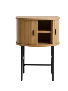 Nola-yöpöytä tammenvärisenä. Tasossa on mustat metalliset vetimet ja säädettävät metallijalat ovat mustat.