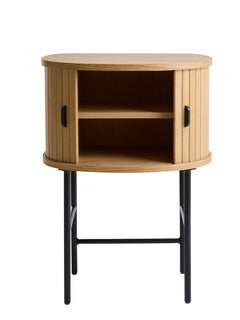 Nola-yöpöytä tammenvärisenä. Tasossa on mustat metalliset vetimet ja säädettävät metallijalat ovat mustat.