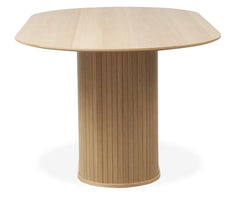 Nola-ruokapöytä, luonnonvärinen tammi. Ruokapöydässä on jykevä jalka, johon panelointi on tuomassa ilmettä.