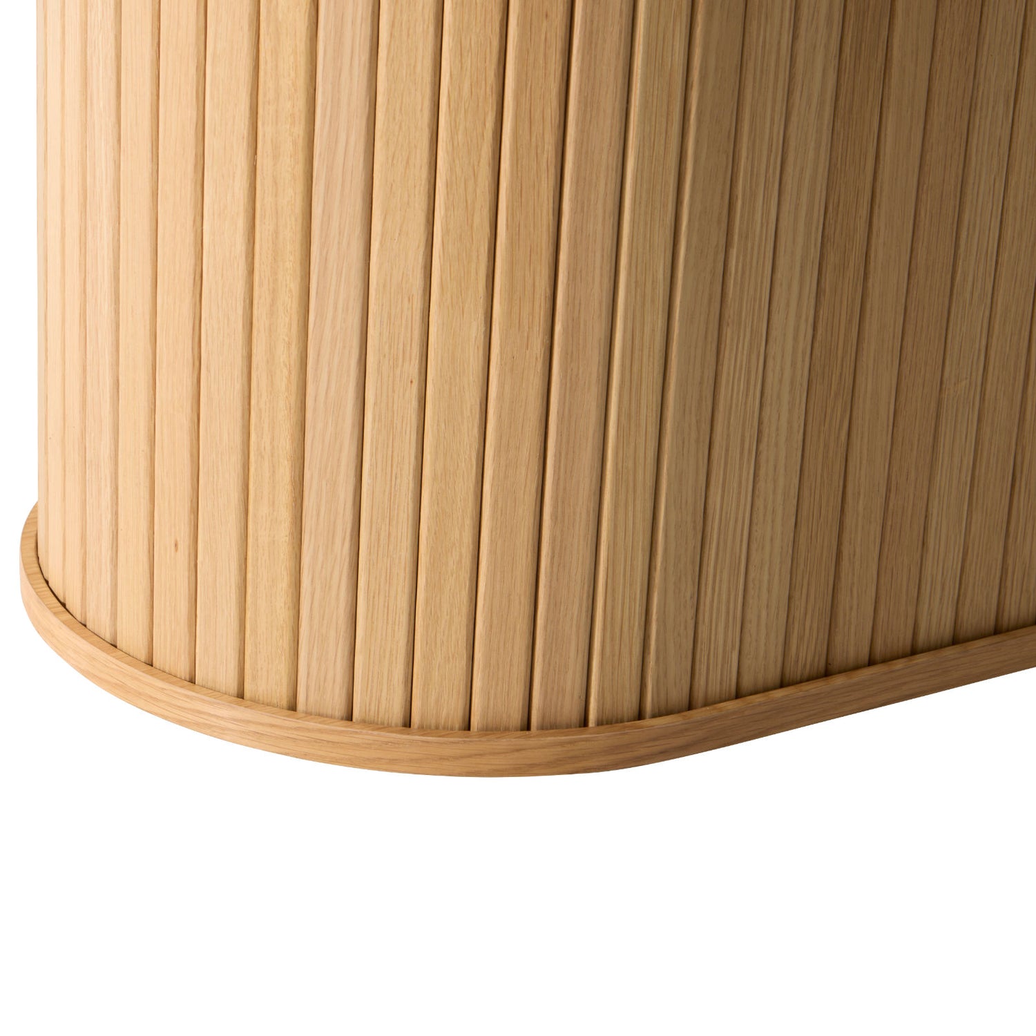 Lähikuvassa luonnonvärisen Nola-ruokapöydän jykevää jalkaa, johon panelointi on tuomassa ilmettä.