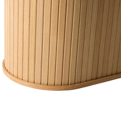 Lähikuvassa luonnonvärisen Nola-ruokapöydän jykevää jalkaa, johon panelointi on tuomassa ilmettä.