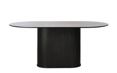 Nola-ruokapöytä, musta. Ruokapöydässä on jykevä jalka, johon panelointi on tuomassa ilmettä.